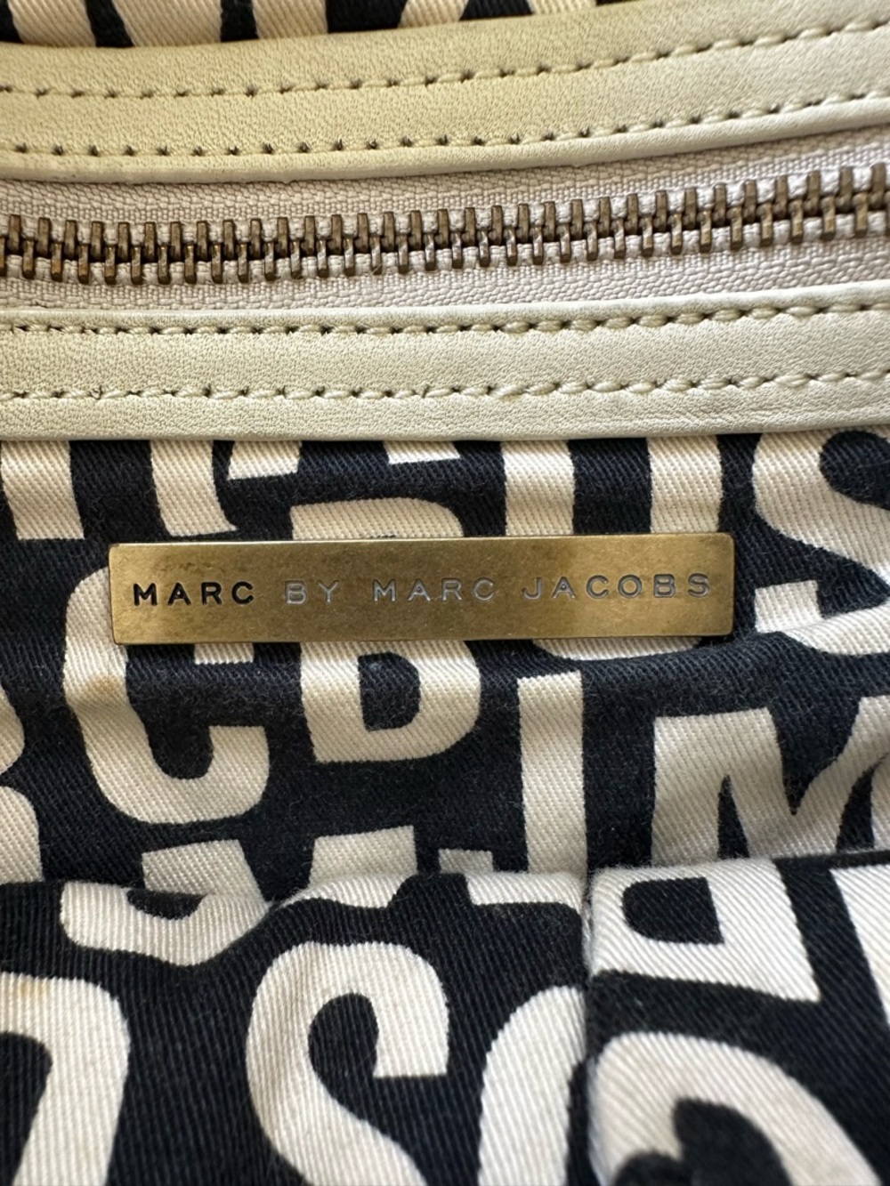 Marc by Marc Jacobs Cream Leather Hobo Bag with Front Pockets - Picture 13 of 16
